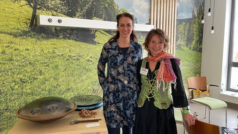 Musiktherapeutin Beatrix Reiterer und Kunsttherapeutin Ina Simone Petri in der neuen Palliativstation des Zollernalb Klinikums in Balingen