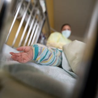 Baby im Krankenbett