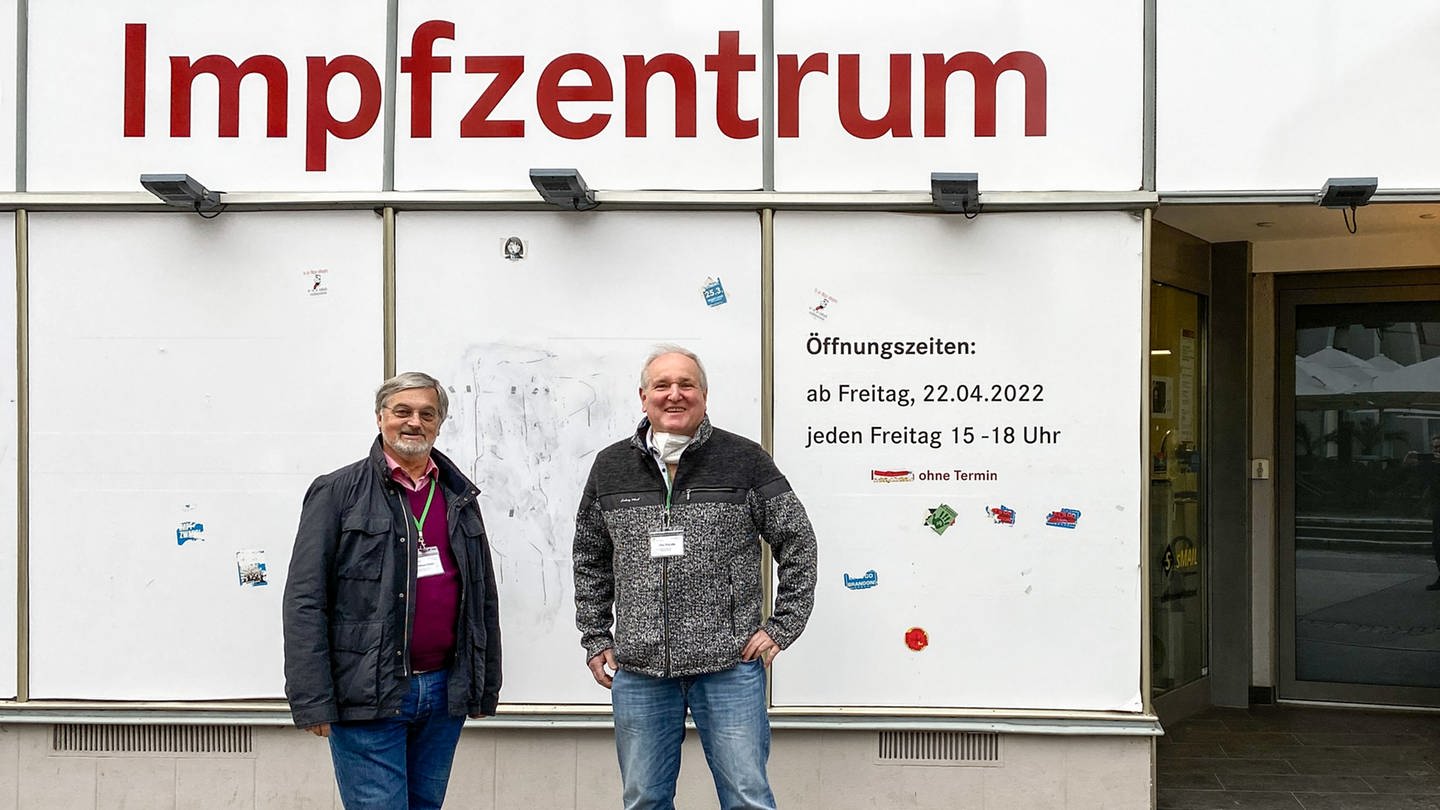 Wilfried Müller und Jörg Brändle vor dem Impfzentrum in Reutlingen. Die regionalen Impfstützpunkte stellen ihren Betrieb zum Ende des Jahres ein. In Reutlingen konnte man sich bis zum 30.12.2023 im Impfzentrum gegen Corona impfen lassen.