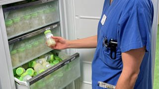 Ärztin der Kreiskliniken Reutlingen zeigt Frauenmilchbank für Muttermilch