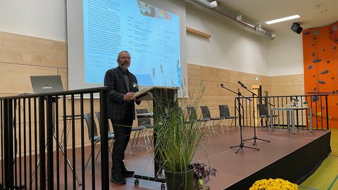 Gerhard Längle, der Regionaldirektor Alb-Neckar des Zentrums für Psychiatrie Südwürttemberg bei der Begrüßung zur Ethiktagung.