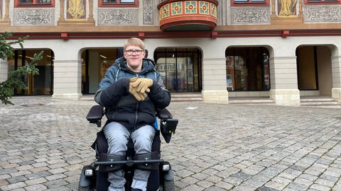 Matthis Kassner hält sich nicht gerne in der Tübinger Altstadt auf. Das Kopfsteinpflaster macht ihm in seinem Rollstuhl zu schaffen.