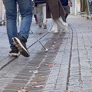 Ein Blindenleitsystem gibt es in der Tübinger Altstadt nicht. Die Stadt empfiehlt blinden Menschen, die Regenrinne als Führlinie zu nutzen. 