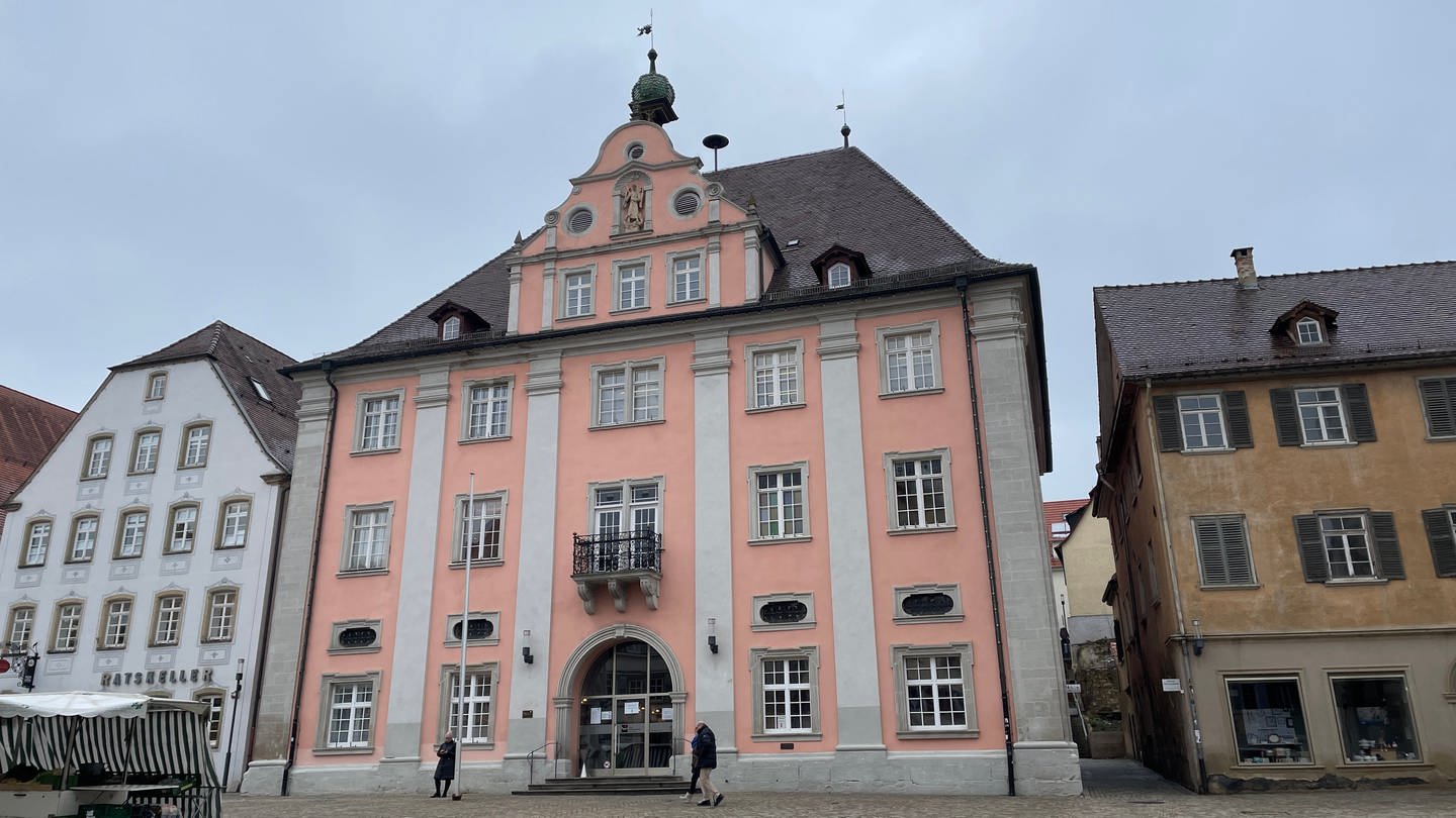 Das Rathaus in Rottenburg: Kurz vor der Wahl des Gemeinderats hat die Staatsanwaltschaft Tübingen Ermittlungen gegen eine Kandidatin aufgenommen. Sie soll SS-Runen auf Telegram verbreitet haben.