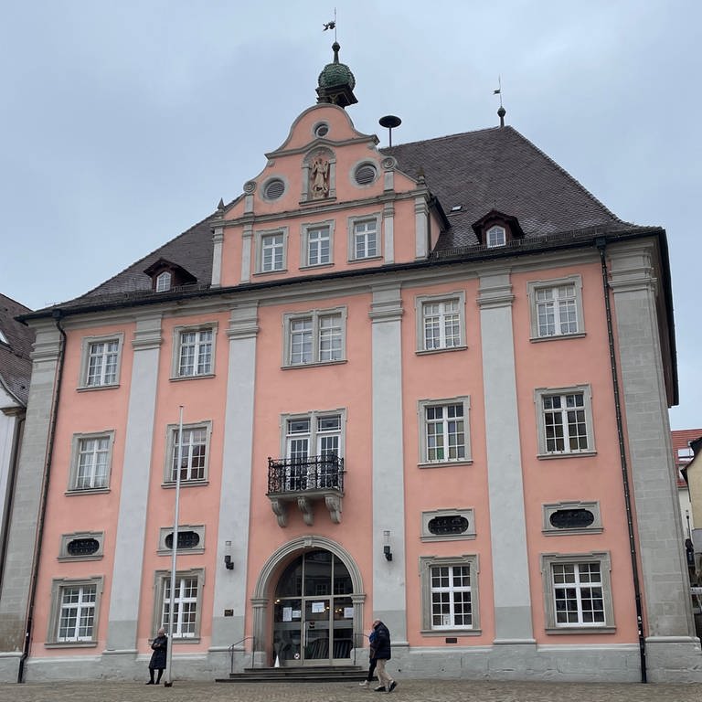Das Rathaus in Rottenburg: Kurz vor der Wahl des Gemeinderats hat die Staatsanwaltschaft Tübingen Ermittlungen gegen eine Kandidatin aufgenommen. Sie soll SS-Runen auf Telegram verbreitet haben.