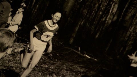Das Bild zeigt Karin Boll bei einem Waldlauf vor vielen Jahren.
