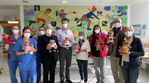 Der Verein Hoffnungsbären hat gemeinsam mit den Landfrauen Tübingen 25 Trost-Teddybären an die Kinderkrebsstation der Uniklinik Tübingen übergeben.