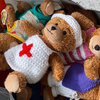 Die Bären liegen in einer Tasche bereit zur Übergabe. Der Verein Hoffnungsbären hat gemeinsam mit den Landfrauen Tübingen 25 Trost-Teddybären an die Kinderkrebsstation der Uniklinik Tübingen übergeben.