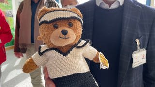 Ein sportlicher Hoffnungsbär mit einem Schweißband. Der Verein Hoffnungsbären hat gemeinsam mit den Landfrauen Tübingen 25 Trost-Teddybären an die Kinderkrebsstation der Uniklinik Tübingen übergeben.