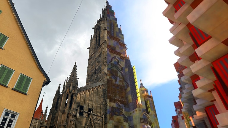 Die Reutlinger Marienkirche im Vergleich: Links im Original, rechts in der Minecraft-Version von Justin Vu.