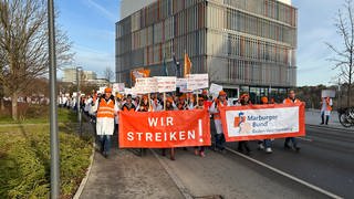 Ärztinnen und Ärzte streiken an der Uniklinik in Tübingen. Sie fordern mehr Geld und bessere Arbeitsbedingungen.