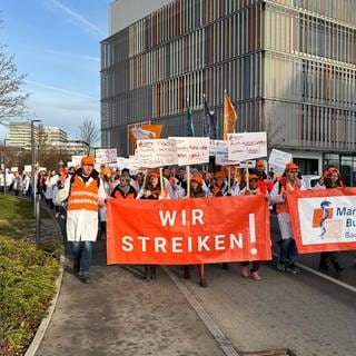 Ärztinnen und Ärzte streiken an der Uniklinik in Tübingen. Sie fordern mehr Geld und bessere Arbeitsbedingungen.