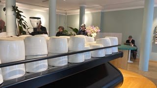 Tassen auf einer Kaffemaschine im SUEDHANG in Tübingen. Betreiber von Café beklagten, dass viele Kaffeetassen fehlen. Besucher bringen sie wohl nicht zurück.