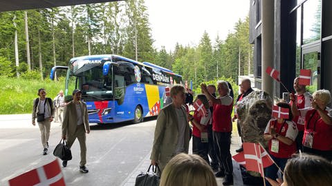 Die Dänen sind in Freudenstadt angekommen. Yussuf Poulsen, Thomas Delaney und Kasper Dolberg werden am Hotel "Fritz" vom Team mit Fahnen begrüßt. Dänemark schlägt in Freudenstadt sein Quartier für die EM auf.