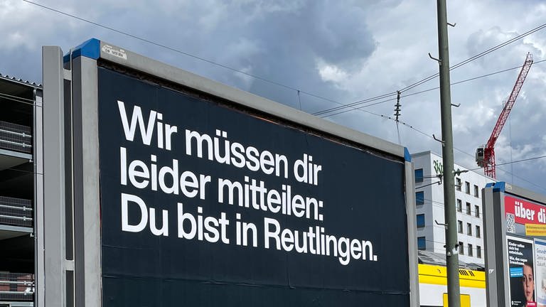 "Wir müssen dir leider mitteilen, du bist in Reutlingen", steht auf einem Schmähplakat, das in Reutlingen aufgetaucht ist.
