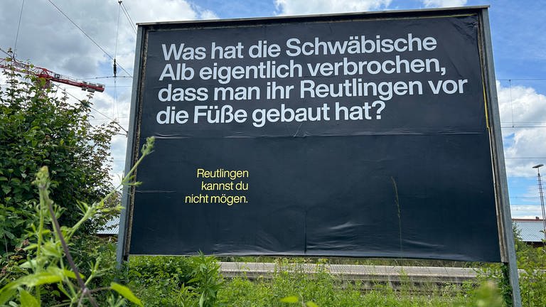 "Was hat die Schwäbische Alb eigentlich verbrochen, dass man ihr Reutlingen vor die Füße gebaut hat?". Dieser Spruch steht auf einem Plakat in Reutlingen.