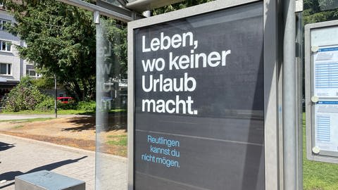 "Reutlingen kannst du nicht mögen" steht auf einem Schmähplakat an einer Reutlinger Bushaltestelle.