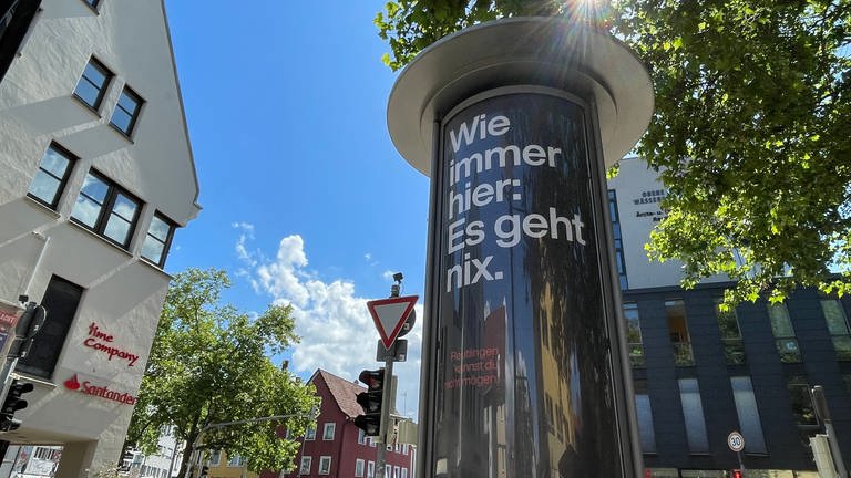 "Wie immer hier: Es geht nix". An einer Litfaßsäule in Reutlingen ist ein Schmähplakat aufgetaucht - es ist eines von vielen in der Stadt.