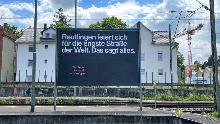 "Reutlingen feiert sich für die engste Straße der Welt. Das sagt alles", steht auf einem Schmäh-Plakat, das in Reutlingen aufgetaucht ist.