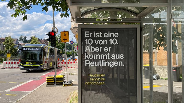 "Er ist eine 10 von 10. Aber er kommt aus Reutlingen" - dieser Spruch steht auf einem der Schmäh-Plakate in Reutlingen.
