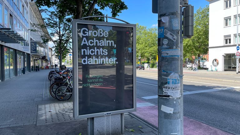 "Große Achalm, nichts dahinter". Auch dieses Schmäh-Plakat ist in Reutlingen aufgetaucht. 