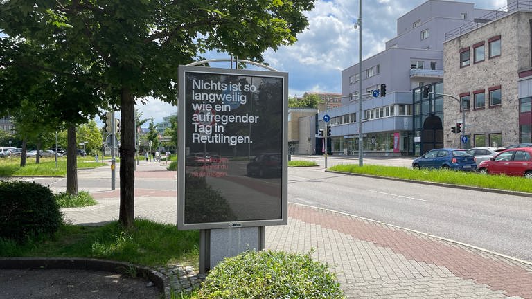 "Nichts ist so langweilig wie ein aufregender Tag in Reutlingen", steht auf einem Schmäh-Plakat, das in Reutlingen aufgetaucht ist. 