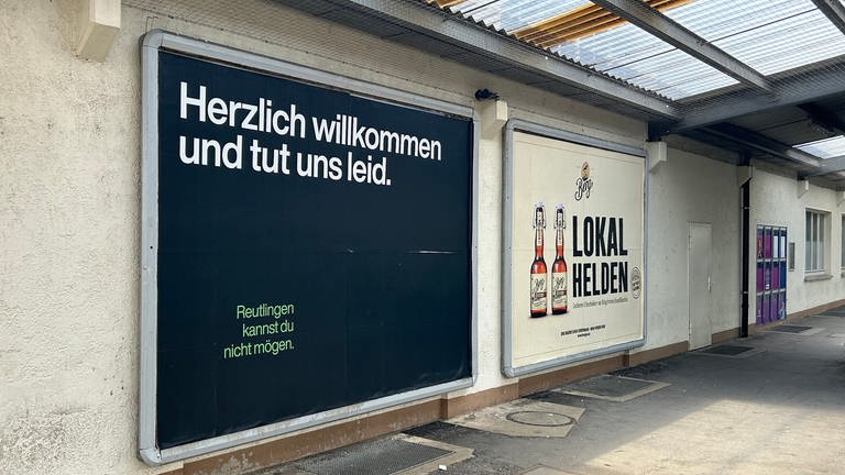 "Herzlich Willkommen und tut uns Leid" - so lautet der Spruch dieses Schmäh-Plakats, das in Reutlingen aufgetaucht ist.