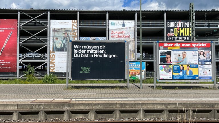 Ein Plakat mit der Aufschrift: "Wir bedauern, Ihnen mitteilen zu müssen: Sie befinden sich in Reutlingen"In der Stadt sind beleidigende Plakate aufgetaucht, die für viel Diskussion sorgen.