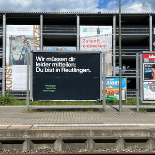 Ein Plakat mit der Aufschrift: "Wir müssen dir leider mitteilen: Du bist in Reutlingen". In der Stadt sind Schmäh-Plakate aufgetaucht und sorgen für viel Diskussionen.