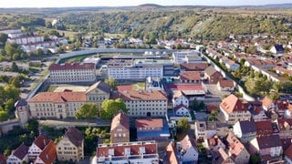 Die Justizvollzugsanstalt von oben aufgenommen. Auf dem rund sieben Hektar großen Gelände mit mehreren Gebäuden sind rund 500 Gefangene untergebracht. 