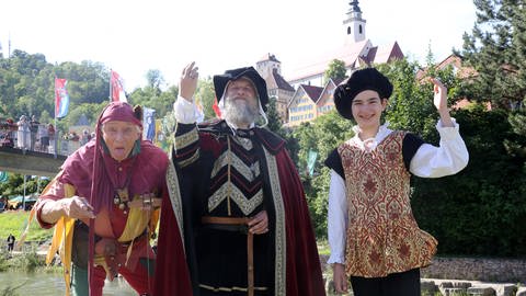 Bei den Hober Ritterspielen am Neckarufer grüßen König Maximian und Herzog Ulrich den Betrachter, der Hofnarr zieht Grimassen.