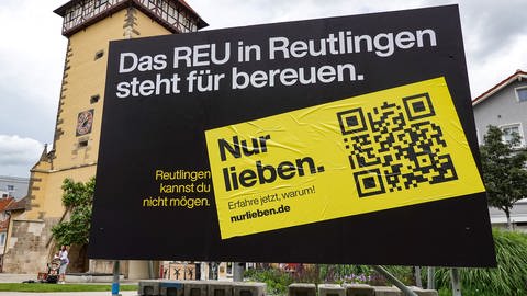 Werbeplakat des Stadtmarketings Reutlingen. Auf dem Plakat ist zu lesen: "Das REU in Reutlingen steht für bereuen. Reutlingen kannst du nicht mögen. Nur lieben."