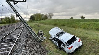 In Eutingen im Gäu (Kreis Freundstadt) ist ein Autofahrer gegen einen Oberleitungsmast geprallt. 