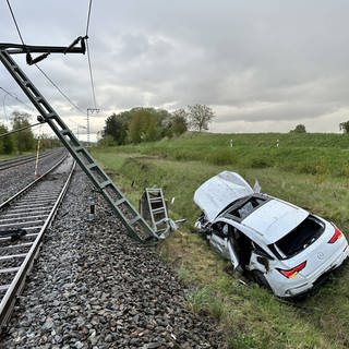 In Eutingen im Gäu (Kreis Freundstadt) ist ein Autofahrer gegen einen Oberleitungsmast geprallt. 