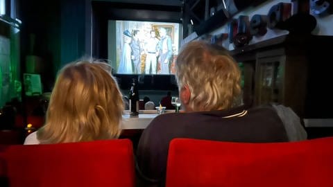 Kinobesucher sitzen in den roten Polstersesseln Im Tonfilm-Theater in Münsingen laufen nur alte Filmklassiker.