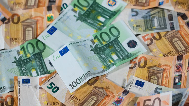 Geldscheine mit 100 Euro und 50 Euro Wert. Der Kreis Freudenstadt erhöht die Kreisumlage, weil das Geld knapp ist.