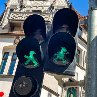 Eine Fußgängerampel in Tübingen mit Äffle und Pferdle als Signal.