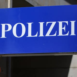 Ein Mann aus Albstadt soll auf dem Polizeirevier Zugang zum Zellentrakt gefordert haben. Um seine Forderung zu untermauern drohte er damit, eine Handgranate bei sich zu haben.