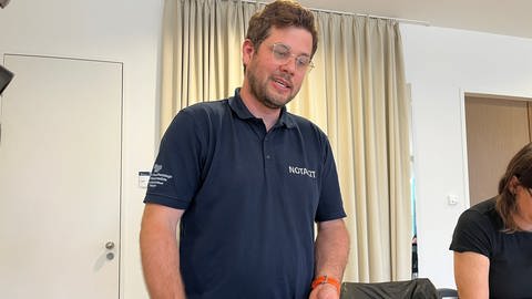 Robert Wunderlich, leitender Notarzt der Uniklinik Tübingen, zeigt die App "Region der Lebensretter".