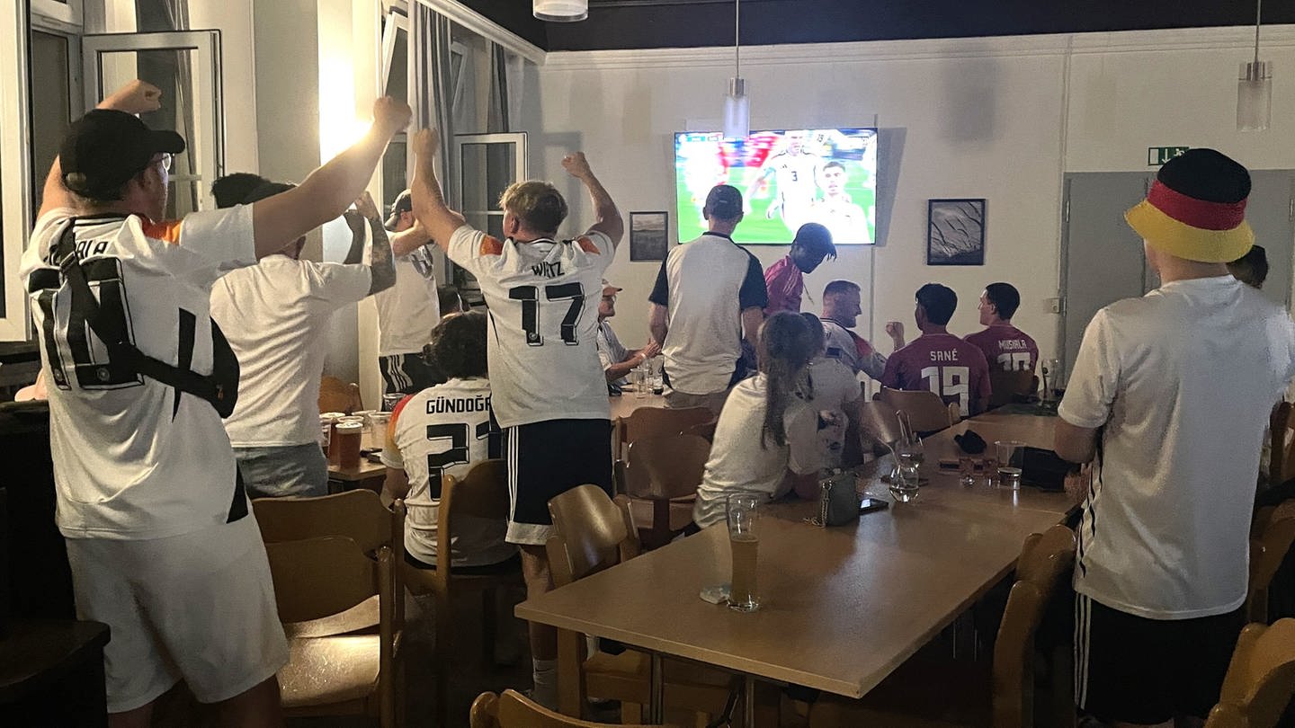 Fußball-Fans in Freudenstadt jubeln beim EM-Spiel Deutschland-Dänemark im Vereinsheim der Fußballer