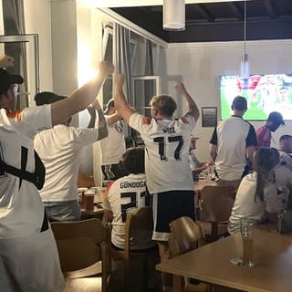 Fußball-Fans in Freudenstadt jubeln beim EM-Spiel Deutschland-Dänemark im Vereinsheim der Fußballer