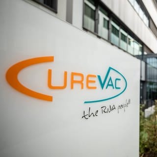 Das Tübinger Biotech-Unternehmen CureVac streicht weiter Stellen. Auch der Hauptstandort Tübingen soll davon betroffen sein. Außerdem bekommt CureVac Geld vom britischen Kooperationspartner GSK. Die Aktie steigt.