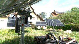 In Gomaringen stehen Solaranlagen in einem Garten - ein kleiner Solarpark also. Bauherr Willi Kemmler kämpft seit einem Jahr, dass er sie anschließen darf.