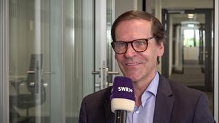 Alexander Zehnder, Chef des Tübinger Biotech-Unternehmens CureVac, in der Zentrale im Interview mit dem SWR: Er nimmt Stellung zu dem Stellenabbau und Verkauf der Rechte an den Impfstoffkandidaten gegen Covid-19 und Grippe an GSK.
