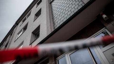 Symbolbild: Ein Mann aus Balingen soll seinen Stiefsohn aus dem Fenster eines Wohnhauses gestoßen haben