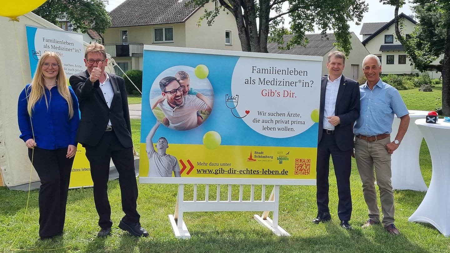 Die Verantwortlichen für das Ärzte -Zentrum in Schömberg im Oberen Schlichemtal im Zollernalbkreis vor einem Banner.