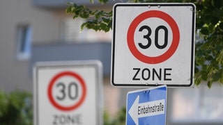 Ein 30-er-Zone-Schild mitten in der Stadt. Reutlingen will mit einem überarbeiteten Lärmaktionsplan mehrere Tempo-30-Zonen und sogenannte "ruhige Gebiete" einrichten - für den Lärmschutz. (Symbolbild: dpapicture allianceArne Dedert)