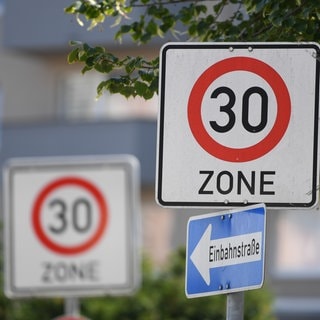 Ein 30-er-Zone-Schild mitten in der Stadt. Reutlingen will mit einem überarbeiteten Lärmaktionsplan mehrere Tempo-30-Zonen und sogenannte "ruhige Gebiete" einrichten - für den Lärmschutz. (Symbolbild: dpapicture allianceArne Dedert)