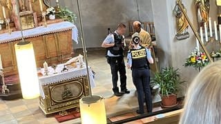 Die Polizei befragt den Thanheimer Priester