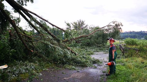 Im Kreis Sigmaringen sind durch ein extremes Unwetter mit Sturm, Starkregen und Hagel am Donnerstagabend an über 50 Einsatzstellen Bäume umgestürzt oder Keller mit Wasser vollgelaufen. Die Feuerwehr ist seit 19 Uhr im Einsatz.